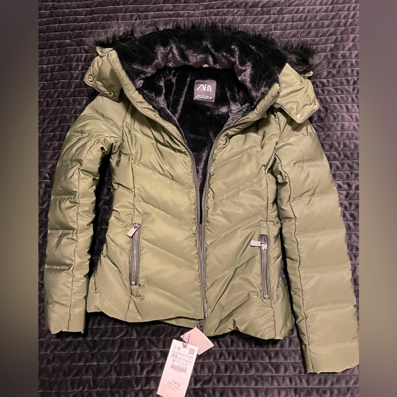Forest green winter jacket with black fur hood - Picture 1 of 4